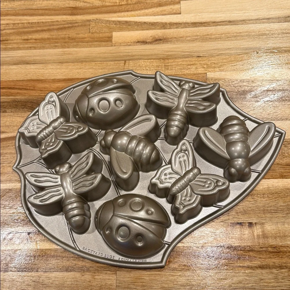 🐞 Williams Sonoma x Nordic Ware “Backyard Bugs” Cakelet Pan 🍰
